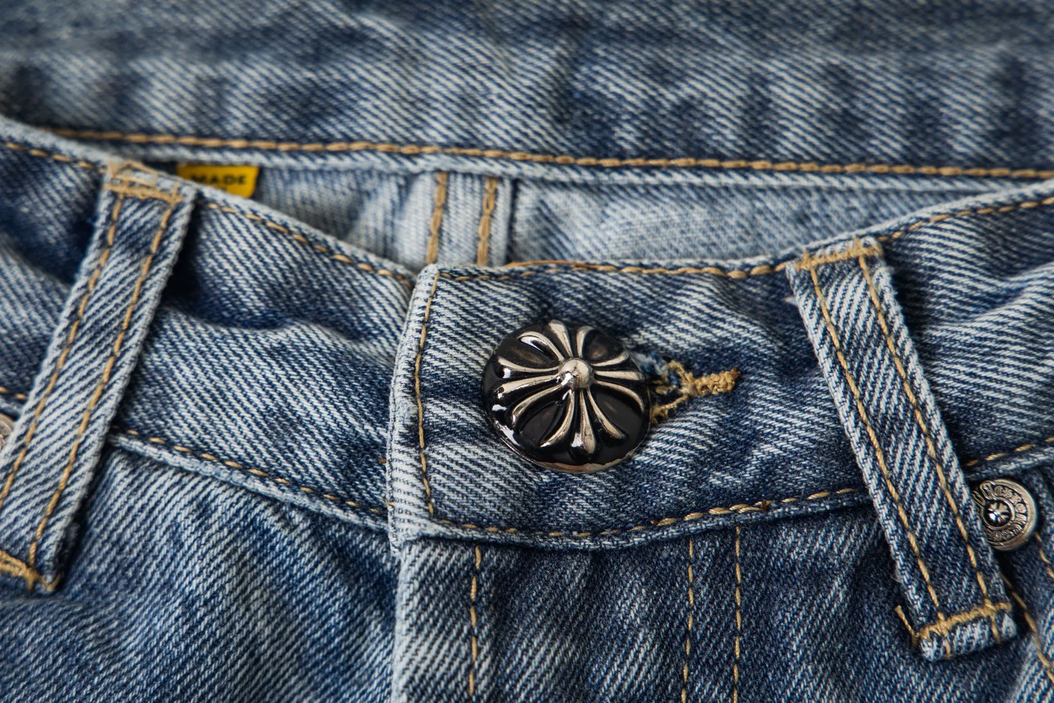 P270 Chrome Hearts Gallery 2025 new limited edition black large cross flared jeans are a hot item this season and are sought after by countless celebrities and fashionistas. The neat details of the cutting process add color to the playful fashion! The neat and meticulous design, and the well-fitting structure is unique. The upper body not only has outstanding recognition, but also looks younger and younger. A style with the ultimate wearing meaning and performance, gorgeous color matching, and the craftsmanship of this style is also extremely extraordinary. After the finished product is washed, it is disassembled and hand-made with sheepskin cross leather and then spliced ​​together to complete. The whole piece has too many craftsmanship to describe. It is decorated with patchwork cross flowers and high-waisted washed jeans! ! Absolutely high-end luxury product, a god-level single product, a super popular product, made by top heavy industry, a magic weapon that cannot be missed to hit the streets. Style number: 1845 Size: 28 30 32 34 36 Color: blue